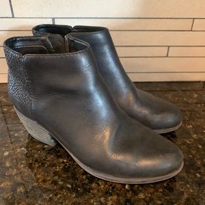 EUC Clark’s Black Leather Booties Size 7